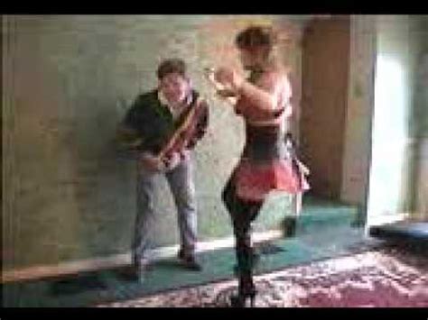 hard ballbusting|Gnadenloses hartes Ballbusting! Mistress Redix tritt so